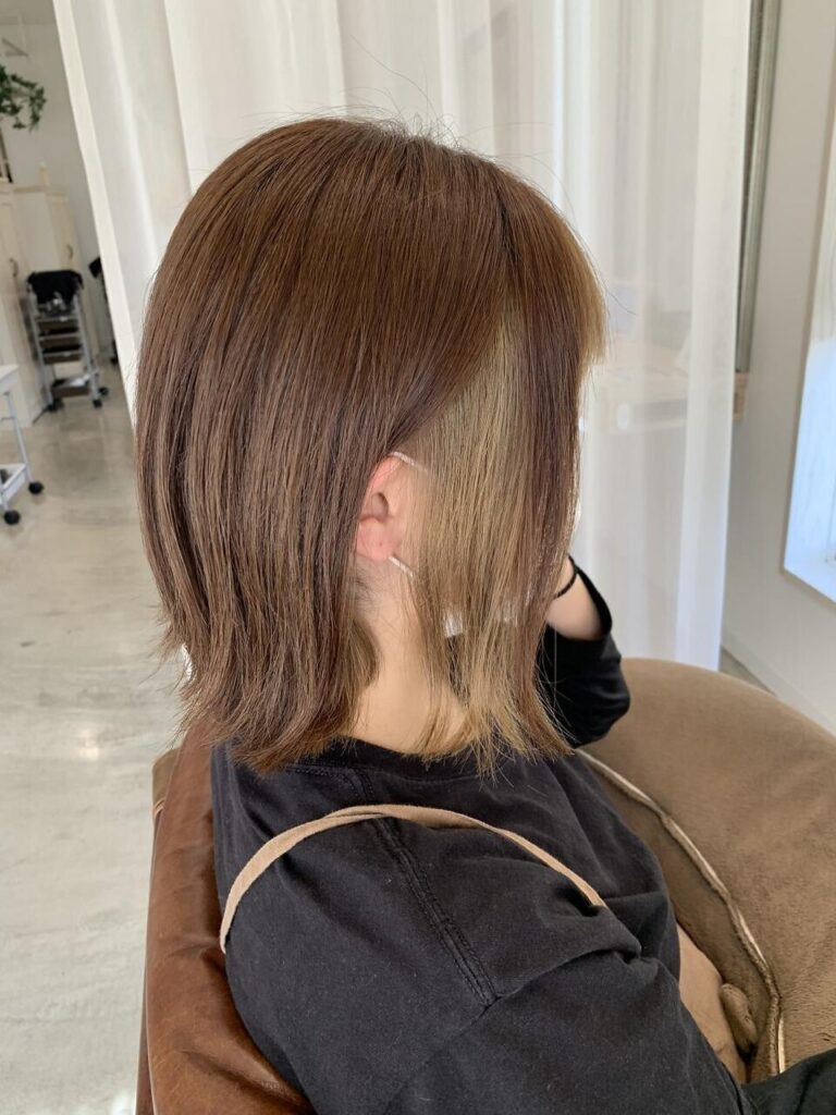 20代大人かわいいインナーカラーイヤリングカラーベージュミディ