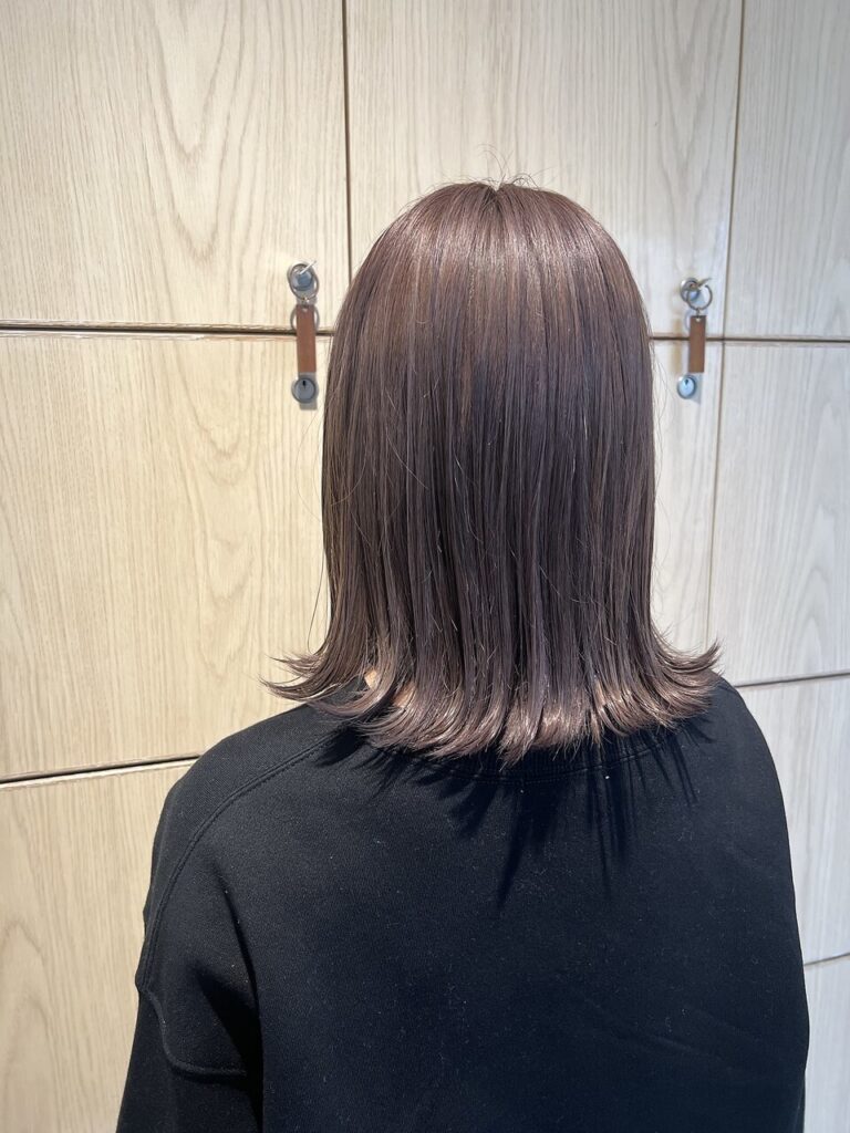 20代30代大人かわいいうる艶髪グレージュミディ外ハネ