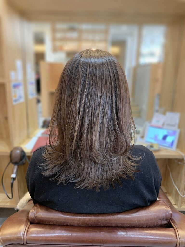 20代30代透明感レイヤーカットバレイヤージュ外ハネ